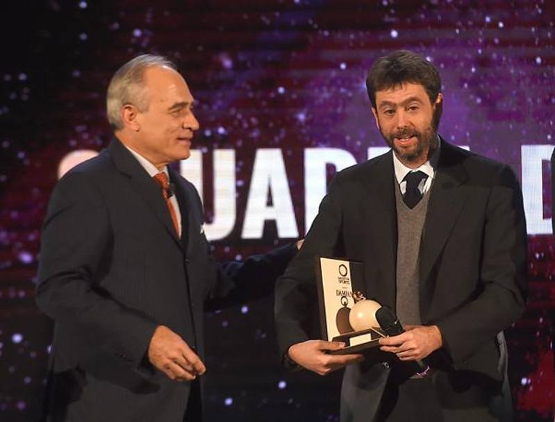 Andrea Agnelli premiato dal direttore della Gazzetta dello Sport, Andrea Monti